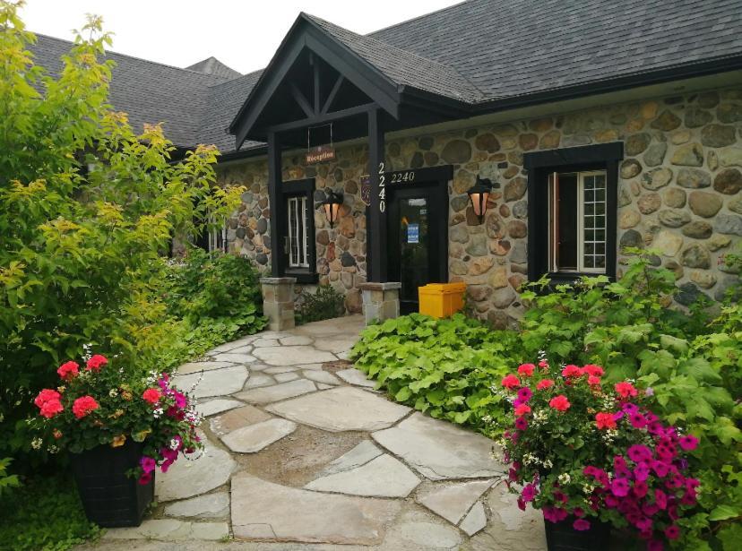 Condo Hotel Au Pied Du Mont Orford エクステリア 写真