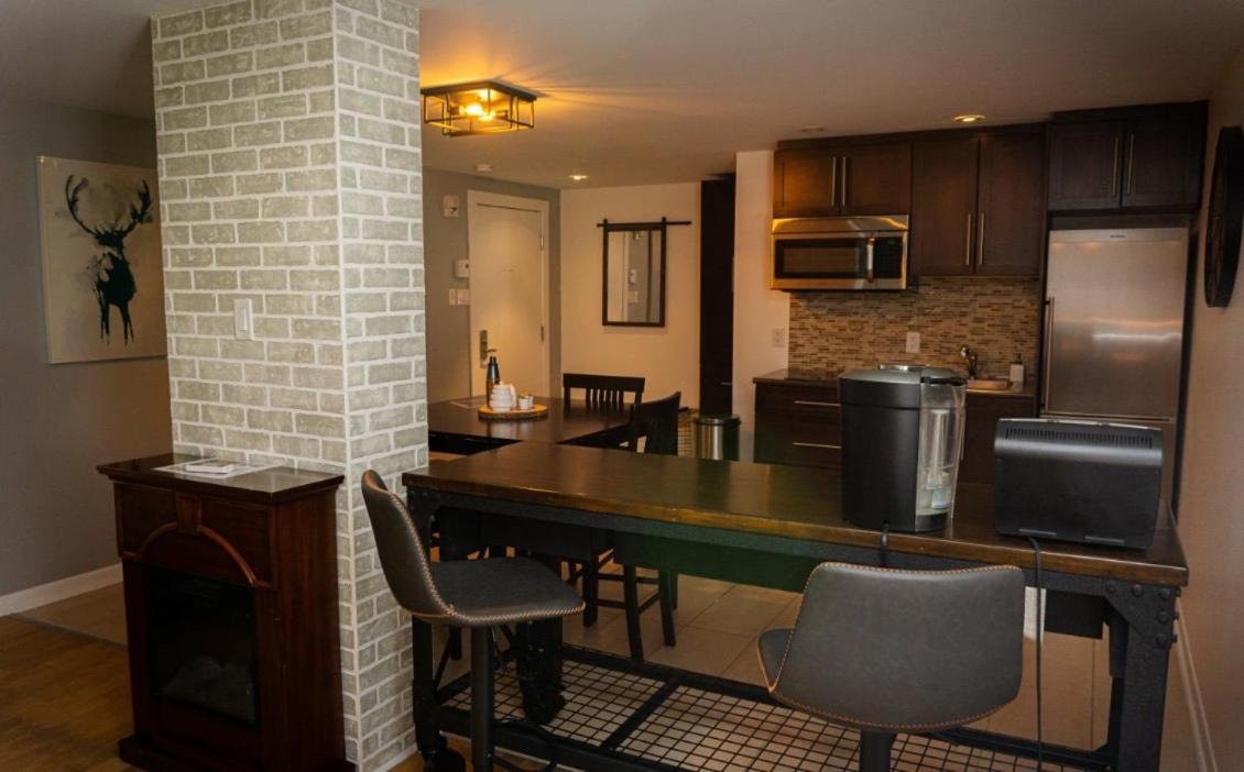 Condo Hotel Au Pied Du Mont Orford エクステリア 写真