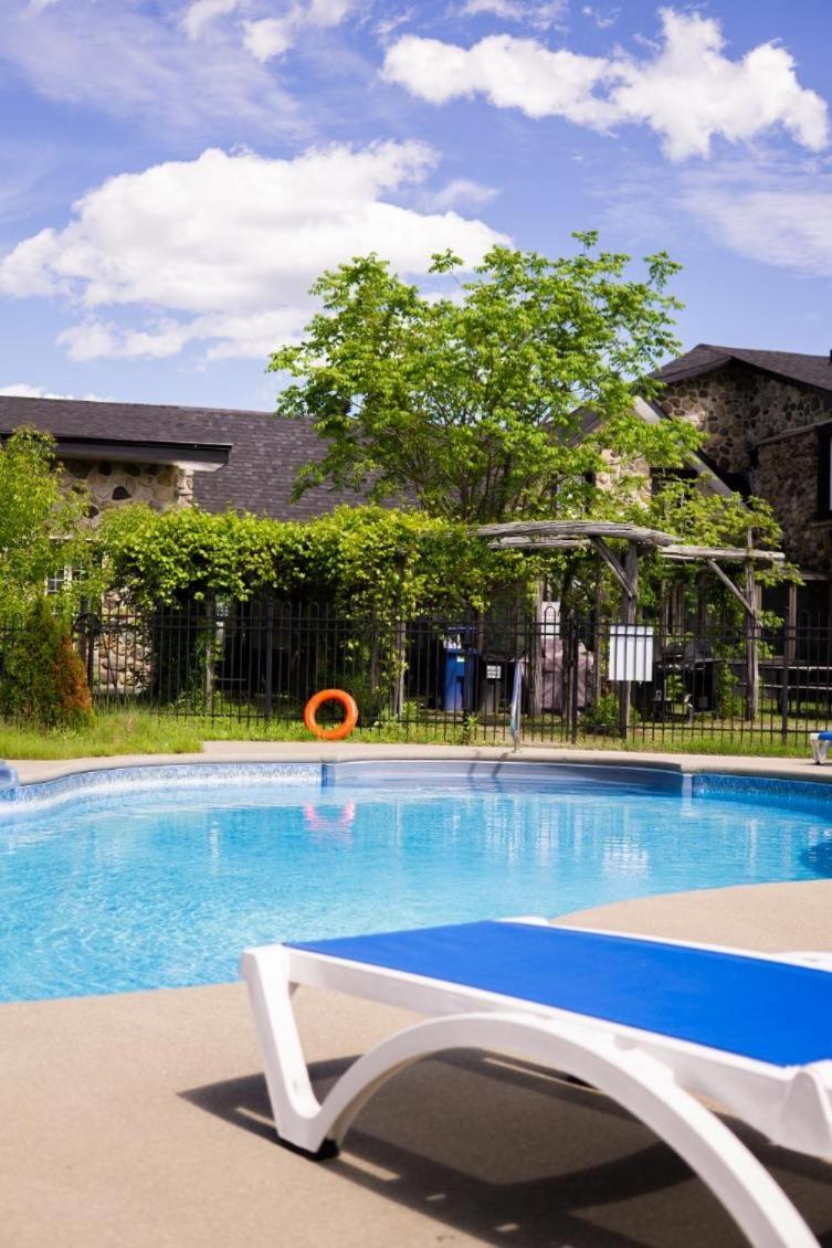 Condo Hotel Au Pied Du Mont Orford エクステリア 写真
